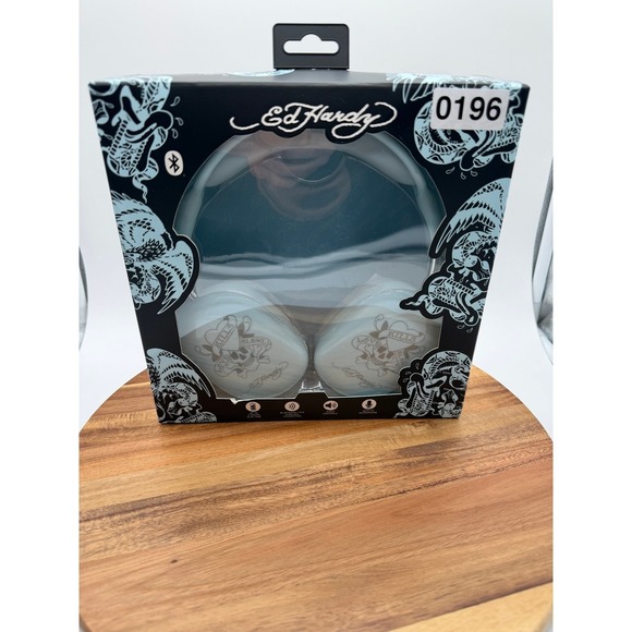 Ed Hardy Wireless Headphones 20W Fast Charging Set Bundle Blue Skull 0196 - Picture 2 of 4